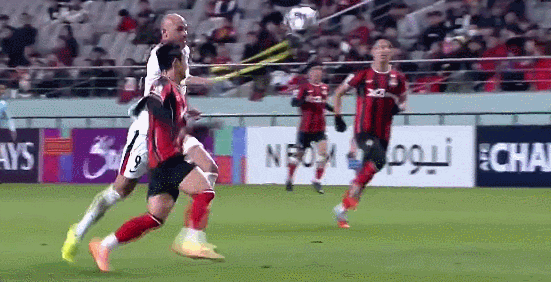 九游电竞-夏洛特黄蜂训练开放日，清晨回应争议引欢呼，亚冠在即，资深球员宣示担当(中超球员亚冠表现)